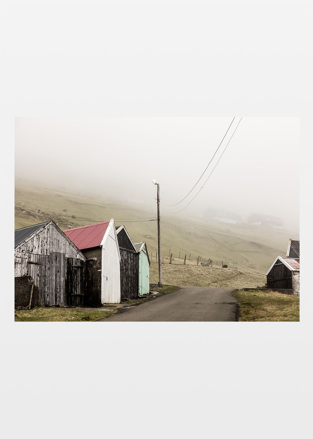 Fotografi af fiskerhuse på Færøerne.