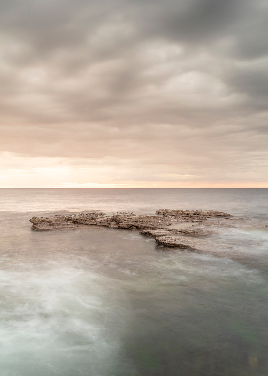 Lodret plakat af Gotlands klippekyst i solnedgang med stille hav og dramatiske skyer – Foto Factory