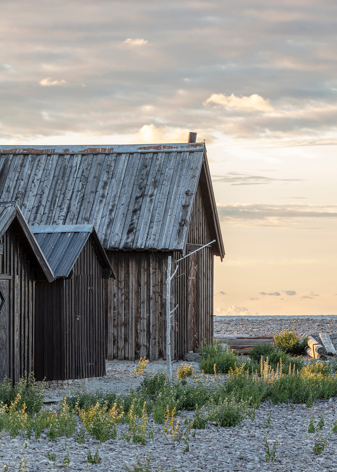 Grostäde fiskeläge med gamle fiskerhytter på stenstrand ved havet, Gotland – Foto Martin Bay