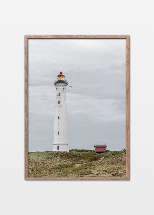 Plakat Lyngvig Fyr ved Hvide Sande med klitter, grå himmel og tændt lanterne